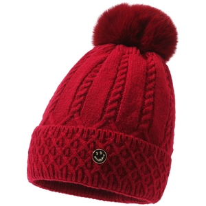Dunkelrote Strickmütze für den Winter mit Kunstfellbommel und lächelndem Pin