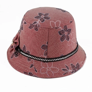 Détail du chapeau de soleil rose fleuri avec ruban tissé et perle élégante