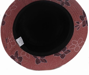 Détail d'un chapeau cloche rouge avec broderie florale, taille 58 et étiquette