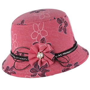 Chapeau cloche rose pour femme avec motif floral, fleur en tissu et perle décorative