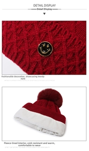 Detail der roten Strickmütze mit Plüschfutter und dekorativer Smiley-Metallschnalle