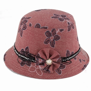 Chapeau cloche femme rouge brique avec imprimé floral et décoration fleur en perle