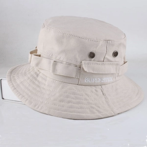 Dettaglio cappello pescatore beige in cotone con fori traspiranti e ricamo Superstick