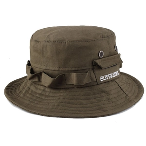 Dettaglio cappello a secchiello tattico verde oliva con ricamo SUPERSTICK e fori