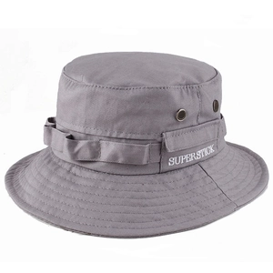 Dettaglio cappello pescatore grigio in cotone con logo ricamato e occhielli di ventilazione