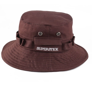 Dettaglio del cappello pescatore in tela marrone con ricamo bianco SUPERSTICK