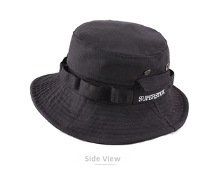 Dettaglio cappello alla pescatora nero con ricamo bianco e fori di ventilazione in metallo