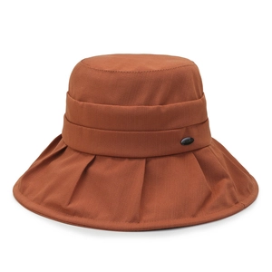 Women foldable caramel sun hat with pleated wide brim and metal label decoration