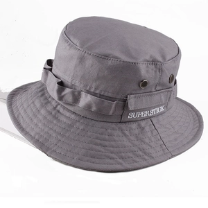 Cappello da sole grigio outdoor a tesa larga con fori metallici e ricamo SUPERSTICK su bianco