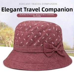 Détail d'un chapeau de soleil bordeaux avec motif de plumes, nœud en tissu et coton respirant