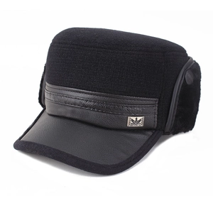 Vue détaillée du bonnet d'hiver avec cache-oreilles, laine noire et visière en cuir