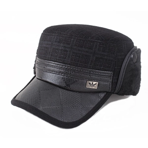 Détail de la casquette noire à cache-oreilles en tissu texturé avec logo en métal