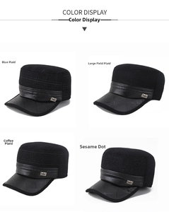 Détail de quatre casquettes militaires d'hiver en bleu, marron et tissus texturés