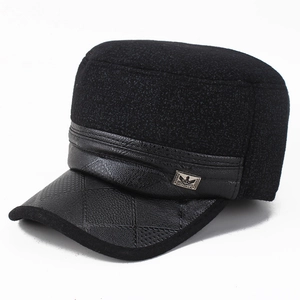 Détail de casquette militaire d'hiver avec visière en cuir à losanges et logo en métal