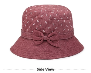 Détail d'un chapeau soleil bordeaux pour femmes avec motif floral et nœud décoratif