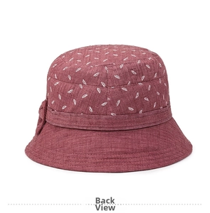 Vue arrière d'un chapeau de soleil rouge foncé à fleurs avec un nœud décoratif élégant