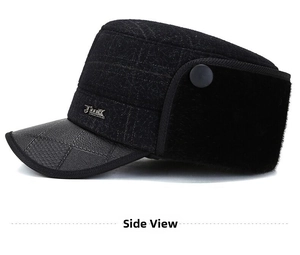 Détail de la casquette d'hiver avec cache-oreilles, bord en cuir et plaque métallique