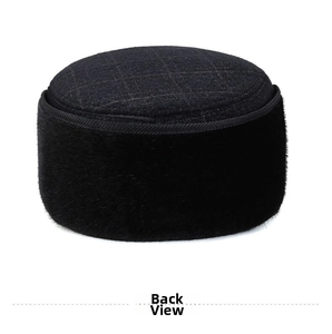 Détail du bonnet d'hiver à carreaux avec cache-oreilles et doublure en fausse fourrure
