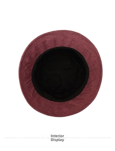 Détail intérieur du chapeau cloche pour femme avec doublure noire et tissu bordeaux