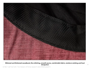 Détail du tissu à carreaux rouges avec bandeau anti-sueur noir et coutures précises