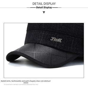 Détail d'une casquette d'hiver avec visière à losanges et logo métallique