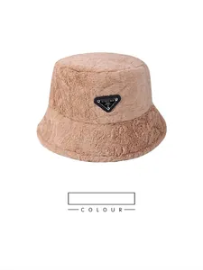 Khaki Plüsch Fischerhut mit dreieckigem Metallschild aus flauschigem Webpelz Look