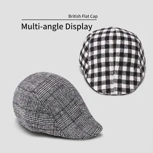 Casquettes gavroche à motif pied-de-poule et carreaux gris sous plusieurs angles