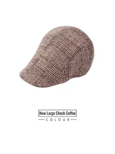 Détail du motif à carreaux marron café sur une casquette gavroche vintage en laine