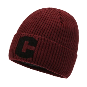 Berretto in maglia spessa rosso scuro con logo C nero e calda fodera in pile