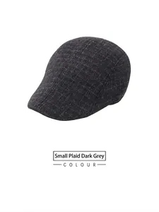 Détail d'une casquette gavroche gris foncé à petits carreaux avec texture pied-de-poule