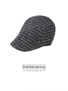 Détail du tissu à carreaux pied-de-poule gris clair sur le béret de style anglais