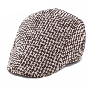 Détail du motif pied-de-poule marron sur une casquette plate de style vintage