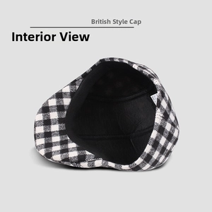 Vue détaillée de la doublure noire et de la texture du tissu d'un béret pied-de-poule