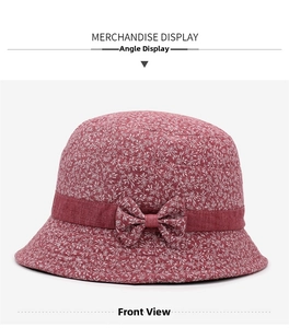 Détail d'un chapeau de soleil rouge à fleurs avec nœud décoratif pour femmes âgées