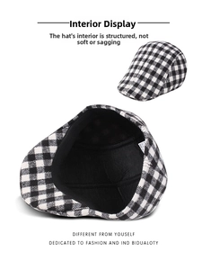 Vue détaillée du béret à motif pied-de-poule noir et blanc avec doublure lisse
