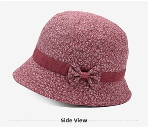 Vue latérale du chapeau de soleil floral rouge foncé avec nœud élégant et tissu respirant