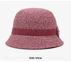 Vue latérale d'un chapeau de soleil floral rouge vin pour femmes âgées avec couture