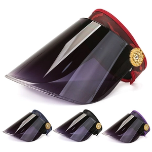 Détail d'une visière solaire avec écran de protection UV transparent et bandeau à motifs