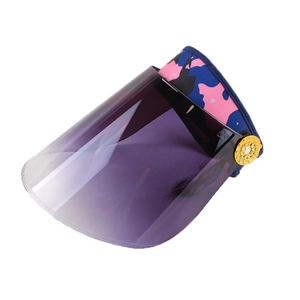Détail de la charnière en métal doré sur la visière solaire violette anti-UV dégradée