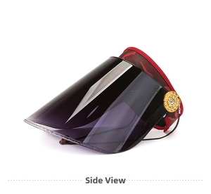 Détail du chapeau de soleil avec visière violette et bandeau camouflage rouge