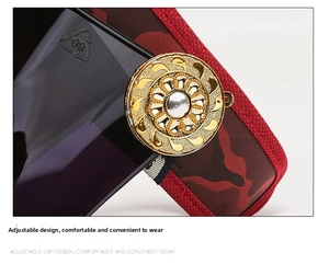 Détail d'une visière réglable montrant la bande camouflage bordeaux et la boucle dorée