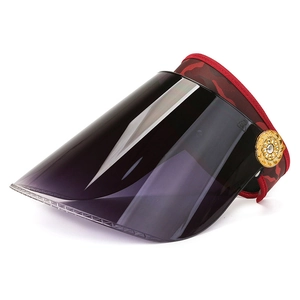 Visière de soleil violette avec bandeau camouflage rouge et boucle florale dorée