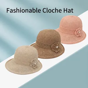 Drei elegante Strick-Fischerhüte mit Häkelblumen-Details für Damen als Sonnenschutz