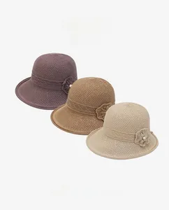 Detailansicht von Damen-Strickhüten mit Perlen-Blumendekor in drei Farben