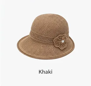 Detailansicht khaki gewebter Sonnenhut für Damen mit eleganter Blume und Perlenakzent