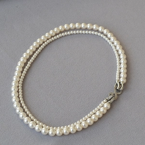 Vista dettagliata della collana a doppio filo di perle con chiusura in argento diamantata