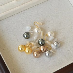 Détail des boucles d'oreilles clips perles rondes avec coussinets en silicone couleurs variées