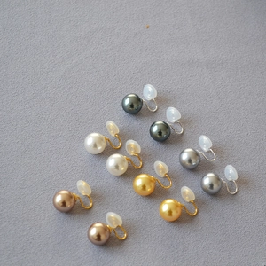 Détail de cinq couleurs de boucles d'oreilles clips perles rondes avec coussinets confort