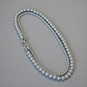 Dettaglio della collana di perle grigio argento a doppio strato con chiusura a fiocco