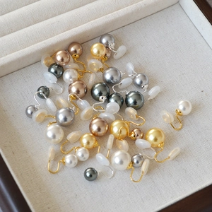 Vue détaillée de perles colorées avec clips en U et coussinets en silicone souple